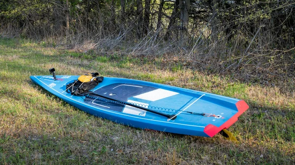 美国密苏里州拉明 2023年4月22日 在比赛前 救生衣 安全带和动作相机在草地上站起来 2023年右舷水线模型 — 图库照片