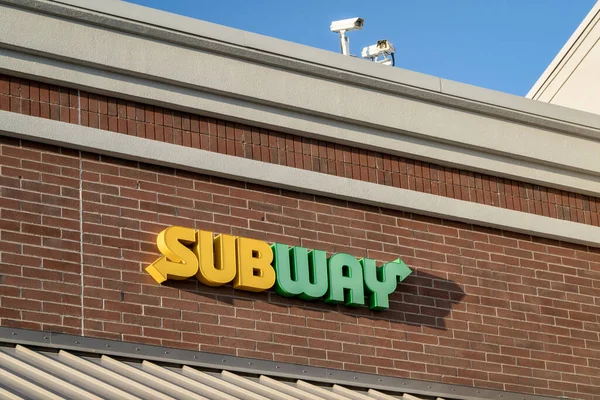 콜린스 2023 정면의 지하철 표지판 지하철 Subway 샌드위치를 전문으로 미국의 — 스톡 사진