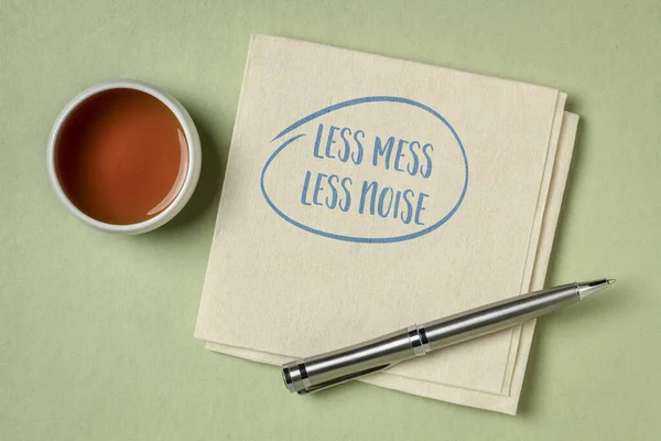 Less Mess Less Noise Inspirational Note Napkin Decluttering Simplicity Minimalism — Stock Photo, Image