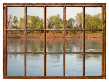 Missouri Nehri üzerinde bahar gündoğumu. Eski kuşak penceresinden görüldüğü gibi.