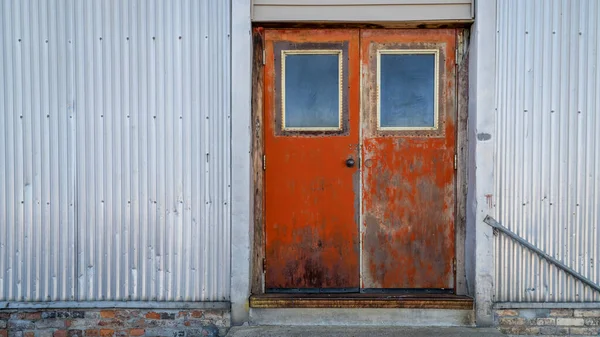 Grunge Tylne Drzwi Budynku Alejce — Zdjęcie stockowe