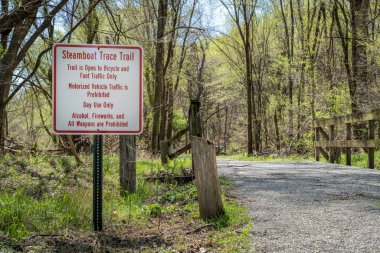 Bisiklet ve yaya trafiği sadece Peru, Nebraska yakınlarındaki eski demiryolundan dönüştürülmüş Steamboat Trace Trail 'de işaret veriyor.