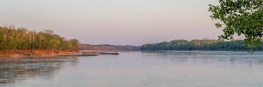 Dalton Bottoms 'daki Missouri Nehri üzerinde bahar gündoğumunun panoramik görüntüsü.