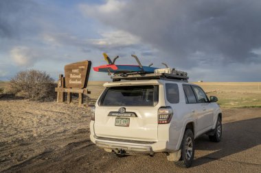 Stoneham, CO, ABD - 20 Nisan 2023: Toyota 4Runner, doğu Colorado 'daki Pawnee Ulusal Çayırı boyunca uzanan çatı raflarında ayakta duran bir raket..