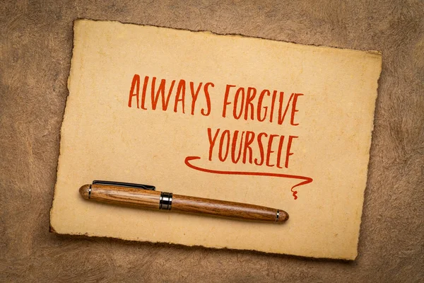 永远原谅你自己鼓舞人心的建议或提醒 手写在手工制作的纸上 积极的心态和个人发展理念 — 图库照片