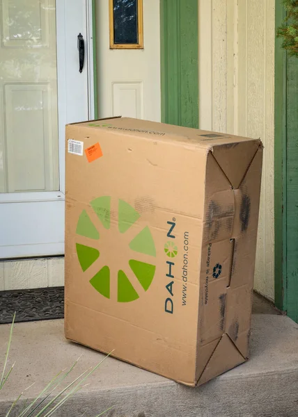 2023年5月3日 美国康涅狄格州柯林斯堡 一个装有一辆新折叠式自行车的大箱子在家中交货 — 图库照片