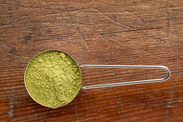 Medição Colher Chá Verde Matcha Orgânico Contra Grunge Madeira Intemperizada — Fotografia de Stock