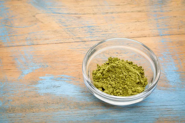 Organic Matcha Green Tea Powder Small Glass Bowl Grunge Wood — Stock Photo, Image