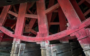 Yüzbaşı Meriwether Lewis Sidewheeler 'ın tahta çarkının ayrıntıları Brownville, Nebraska' daki kuru bir rıhtımda sergilendi.