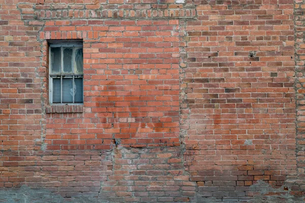 Miejska Faktura Tło Ceglana Ściana Grunge Małym Zaniedbanym Oknem — Zdjęcie stockowe