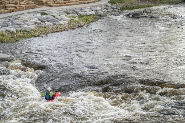Samotny Kajakarz Surfujący Fali Whitewater Park Nad Rzeką Poudre Centrum — Zdjęcie stockowe
