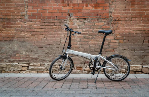 울퉁불퉁 골목에서 자전거를 가벼운 — 스톡 사진