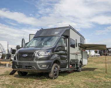 Lothe, CO, ABD - 26 Ağustos 2022: Winnebago EKKO karavan, C sınıfı koç, yoğun bir kamp alanında Ford AWD Transit Chassis üzerine inşa edildi..