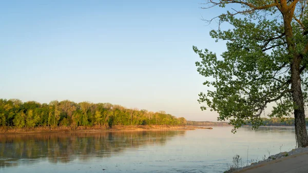 ダルトン ボトムスのミズーリ川の上の穏やかな春の日の出 — ストック写真