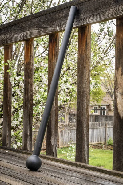 木製のデッキにあるスチール製のマス またはマクベル 型破りな装置を使ったフィットネスコンセプト 春の風景 — ストック写真