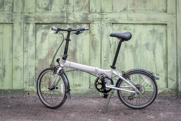 Ελαφρύ Πτυσσόμενο Ποδήλατο Ένα Δρομάκι Ενάντια Ένα Ξύλινο Φράχτη Grunge — Φωτογραφία Αρχείου