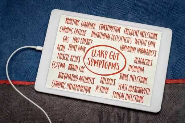漏れ腸症状 デジタルタブレット上のワードクラウド 消化器健康の概念 — ストック写真