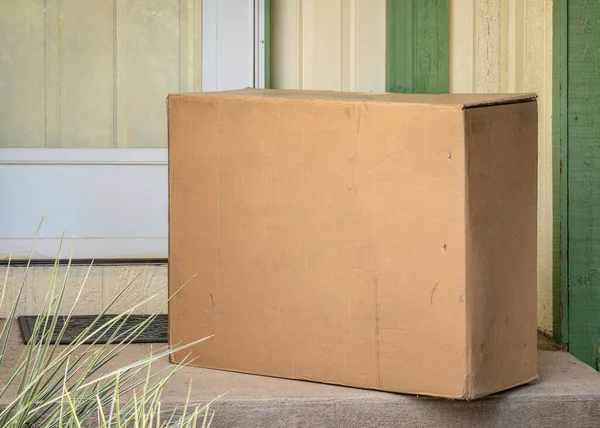 Duży Pakiet Przy Drzwiach Domu Koncepcja Wysyłki Wysyłkowej Dostawy Domu — Zdjęcie stockowe