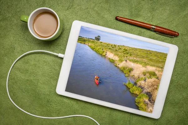 ネブラスカ州の浅くて広いDismal Riverのカヤック デジタルタブレットで休暇の画像をレビュー — ストック写真