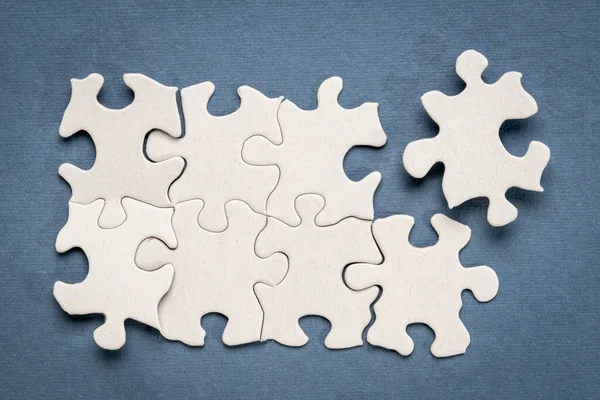 Draufsicht Auf Weiße Unbearbeitete Puzzles Auf Blauem Hintergrund Die Eine — Stockfoto