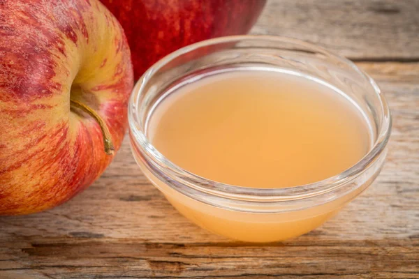 Ofiltrerad Äppelcidervinäger Med Mamma Liten Glasskål Med Färska Röda Äpplen — Stockfoto
