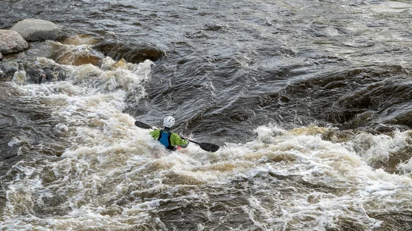 Kayakiste Surfant Sur Vague Dans Parc Whitewater Sur Rivière Poudre — Photo