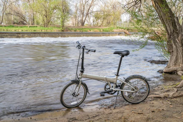 Bicicleta Plegable Ligera Una Orilla Del Río Poudre Fort Collins —  Fotos de Stock