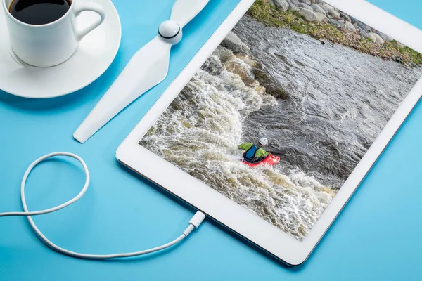 Osamělý Kajakář Surfující Vlně Řeky Prohlížení Leteckého Snímku Digitálním Tabletu — Stock fotografie
