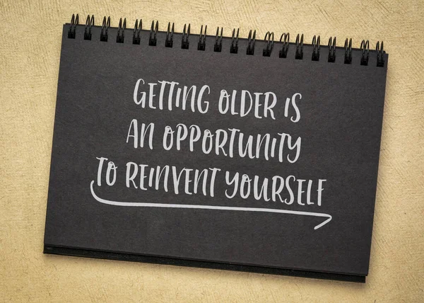 Envejecer Una Oportunidad Para Reinventarte Nota Inspiradora Cuaderno Bocetos Envejecimiento — Foto de Stock