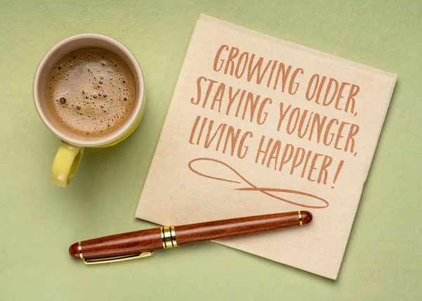 Idősebb Fiatalabb Boldogabb Élet Inspiráló Megjegyzés Szalvétára Egészséges Öregedés Életmód — Stock Fotó