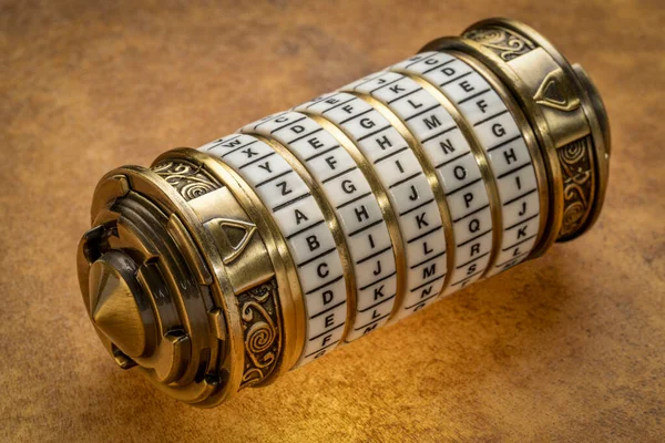 Starzenie Słowo Jako Hasło Skrzynki Puzzle Kombinacji Pierścieniami Liter Kryptografia — Zdjęcie stockowe