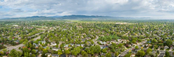 コロラド州北部のフォートコリンズとロッキー山脈の麓の住宅地 春の景色の空中パノラマビュー — ストック写真