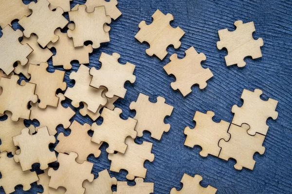 Hintergrund Aus Leeren Hölzernen Puzzleteilen Auf Blauem Papierhintergrund Eine Aufgabe — Stockfoto