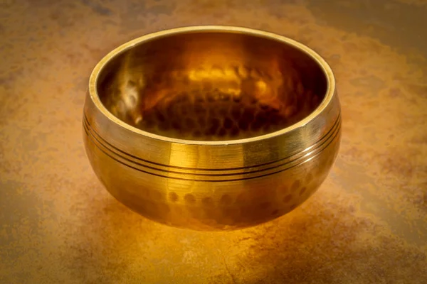Tibetan Singing Bowl Backlit Leather Surface Sound Therapy Healing Relaxation — Stock Photo, Image