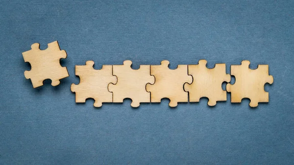 Reihe Von Hölzernen Puzzles Auf Blauem Hintergrund Die Eine Aufgabe — Stockfoto