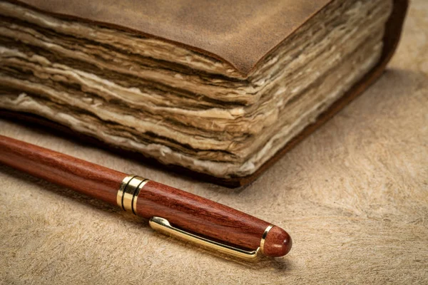 Stylowy Drewniany Długopis Dziennik Związany Skórą Retro Ręcznie Robionymi Kartkami — Zdjęcie stockowe