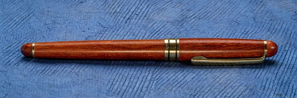 Retro Elegant Rosewood Ballpoint Pen Textured Bark Paper — Stock Photo, Image