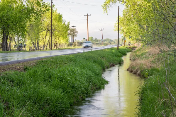 Vala Irrigação Estrada Serrana Molhada Colorado Após Chuveiros Primavera — Fotografia de Stock