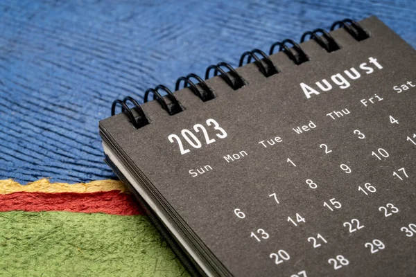 2023年8月 相对于抽象的纸张景观 时间和商业概念的小型桌面日历的特写 — 图库照片