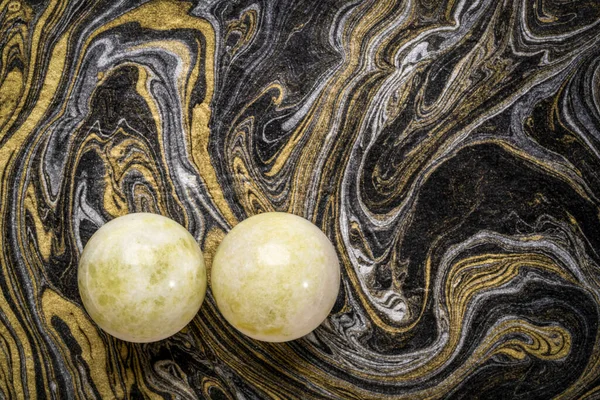 Een Paar Groene Marmeren Chinese Medicijnballen Tegen Zwart Goud Gemarmerd — Stockfoto
