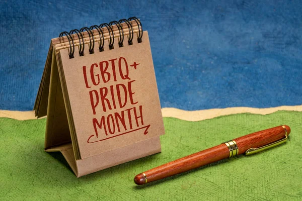 Lgbtq Pride Month 在一个小桌上型日历中的笔迹 与抽象的纸张景观相对照 提醒人们注意文化和遗产事件 — 图库照片