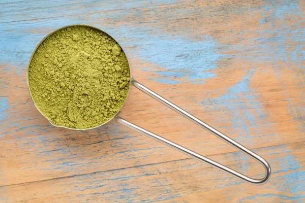 Medição Colher Chá Verde Matcha Orgânico Contra Madeira Grunge — Fotografia de Stock