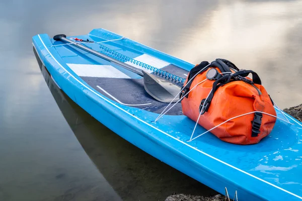 Tourenstand Paddleboard Mit Wasserdichtem Duffel Paddel Und Sicherheitsleine Seeufer Vorfrühling — Stockfoto