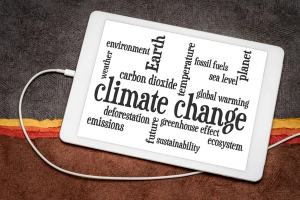 Klimaatveranderingswoordwolk Een Digitale Tablet Tegen Abstract Papierlandschap — Stockfoto