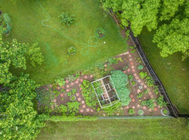Baharda yeşil bir bahçe ve bahçenin havadan görünüşü