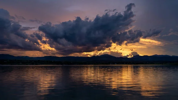 Dramatische Zonsondergang Hemel Wolken Boven Rocky Mountains Meer Het Noorden — Stockfoto