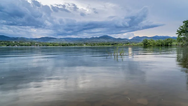 科罗拉多州北部落基山脉和湖上的天空和云彩 — 图库照片