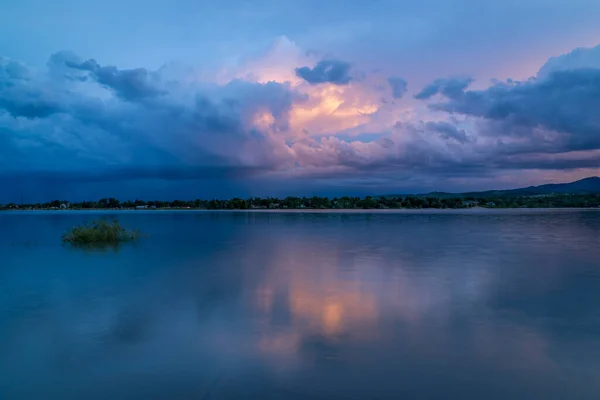 コロラド州北部のロッキー山脈と湖の上の劇的な日没の空と雲 — ストック写真