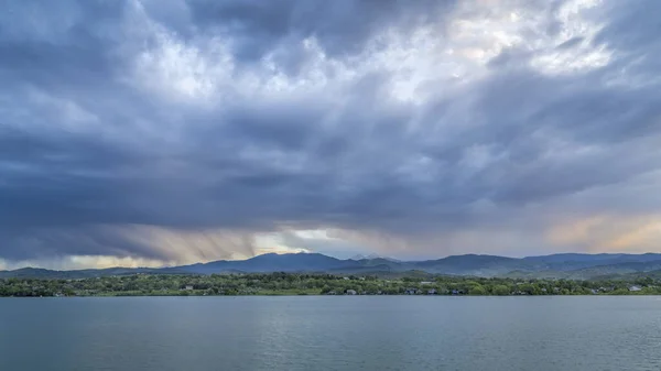 コロラド州北部のロッキー山脈と湖の夕暮れ時の劇的な嵐の雲 — ストック写真