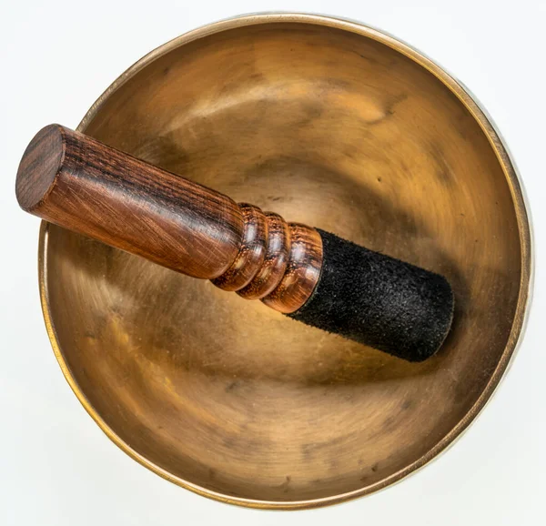 手工制作的Tibetan歌唱碗 用木槌与白色隔离 用于治疗 放松和冥想的声音疗法 — 图库照片